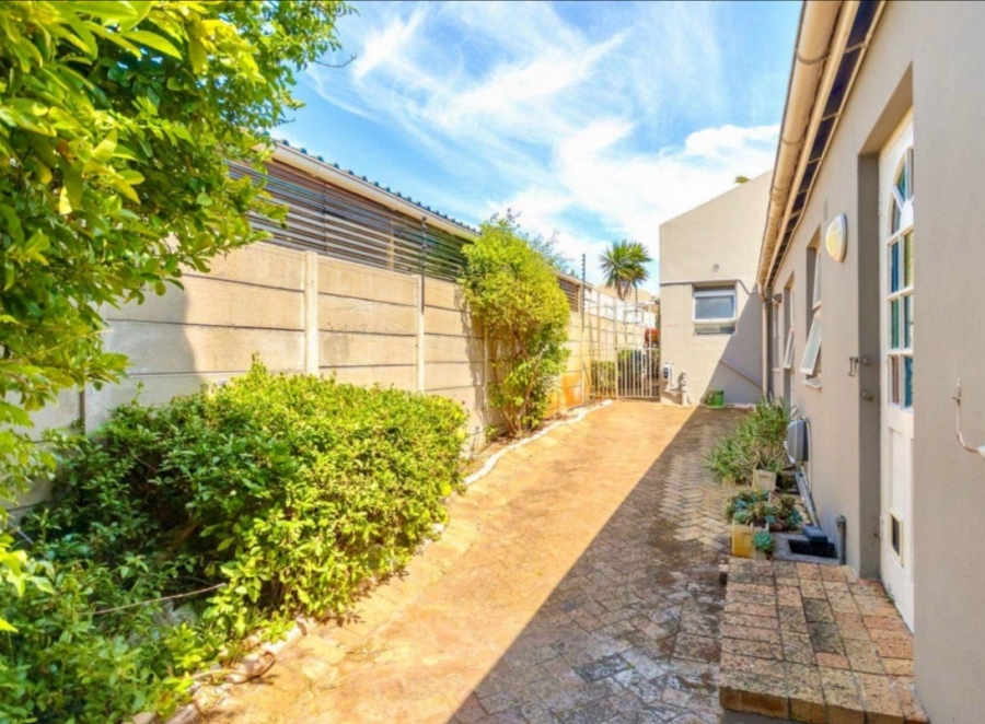 5 Bedroom Property for Sale in Table View Western Cape